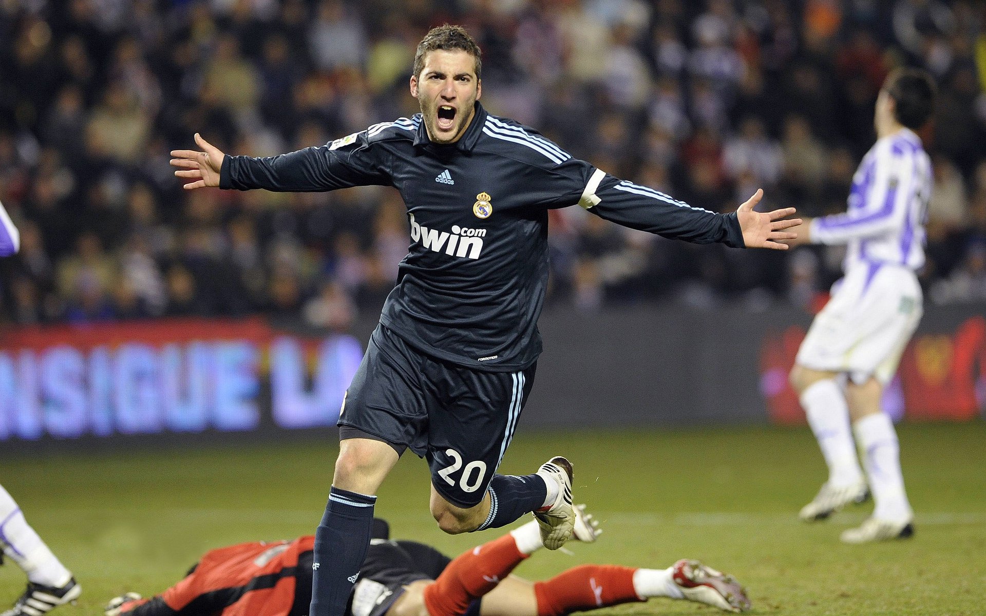 欧冠半决赛首回合:皇马主场闷平曼城 控球与反击针锋相对